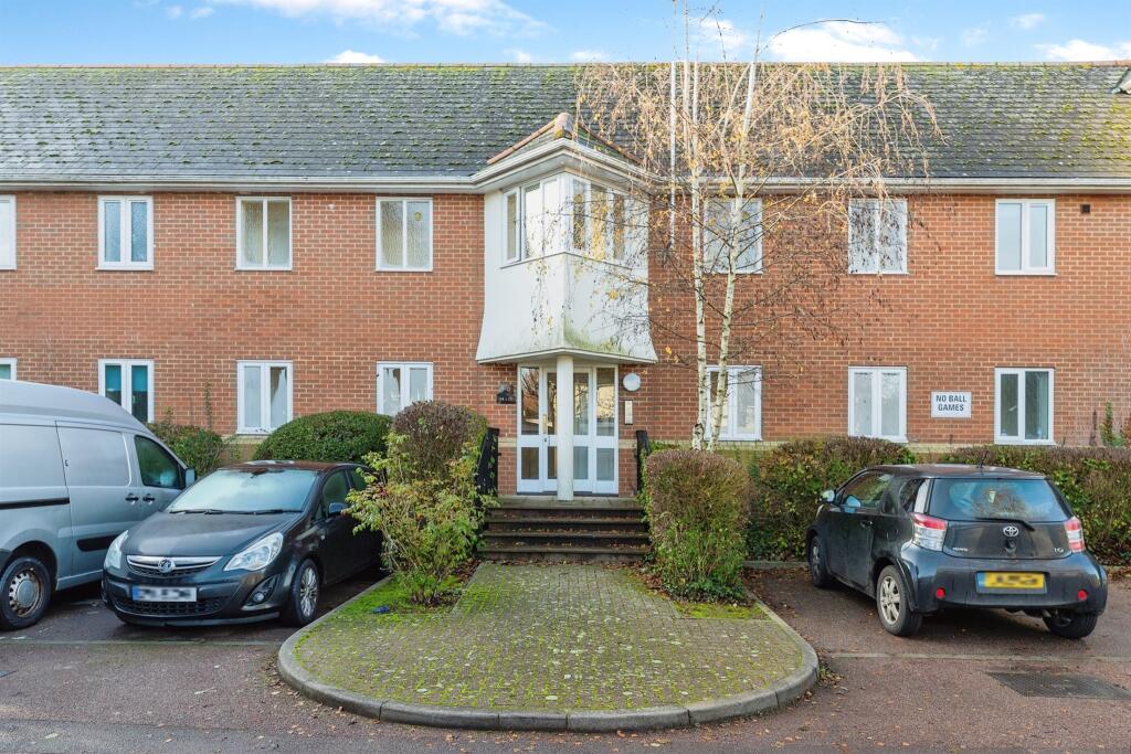 Studio flat for sale in Walsingham Close, Hatfield, AL10