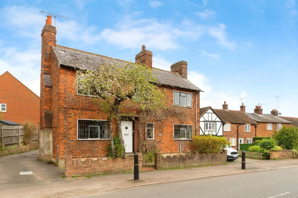 3 bedroom cottage for sale in High Street, Codicote, Hitchin, SG4