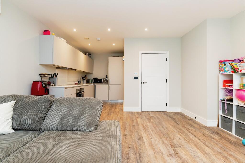 Additional property image - Parkway, Welwyn Garden City