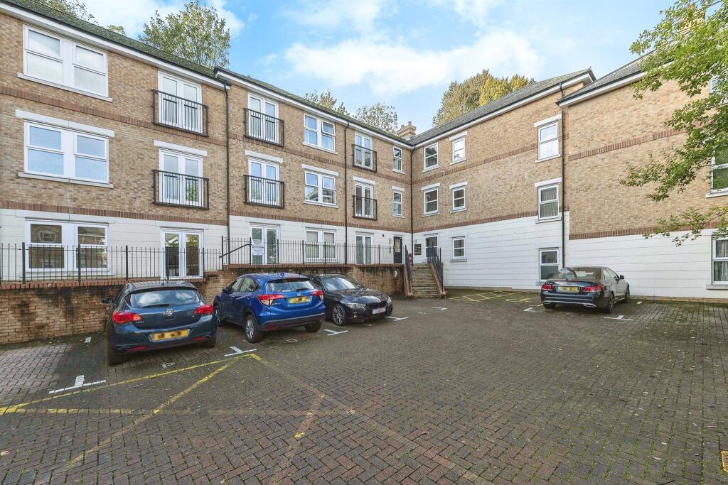 2 bedroom flat for sale in Adrian Close, Hemel Hempstead, HP1