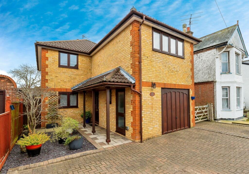 4 Bedroom Detached House For Sale In Great Road, Hemel Hempstead, HP2