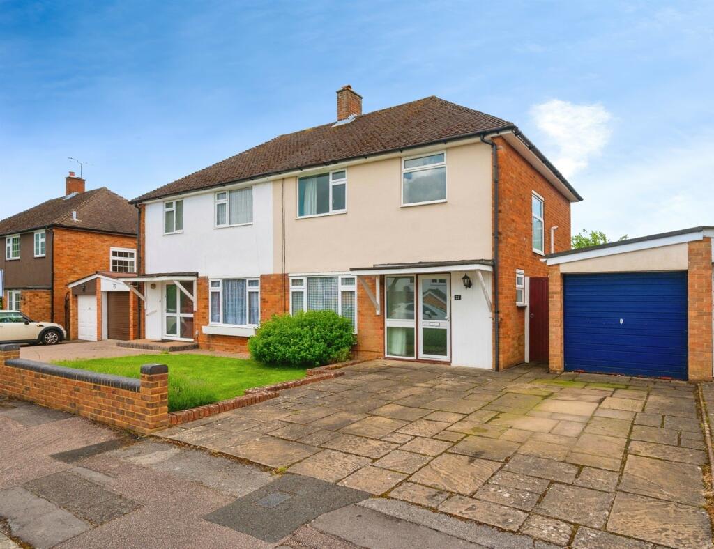 3 bedroom semidetached house for sale in Fir Tree Close, Hemel