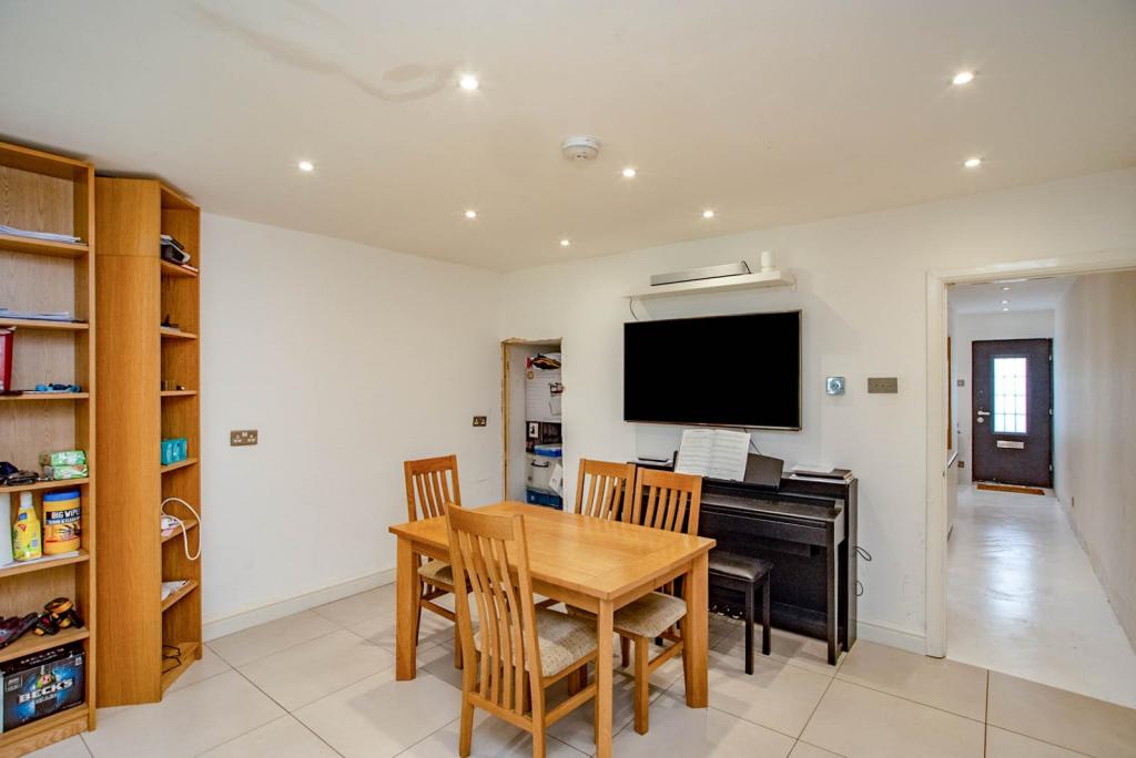 4 bedroom town house for sale in Woodford Road, Watford, WD17