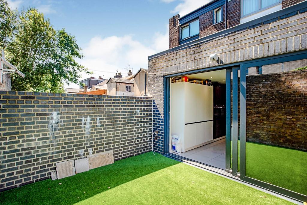 4 bedroom town house for sale in Woodford Road, Watford, WD17