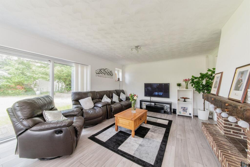 6 bedroom detached house for sale in Cassiobury Drive, Watford, WD17