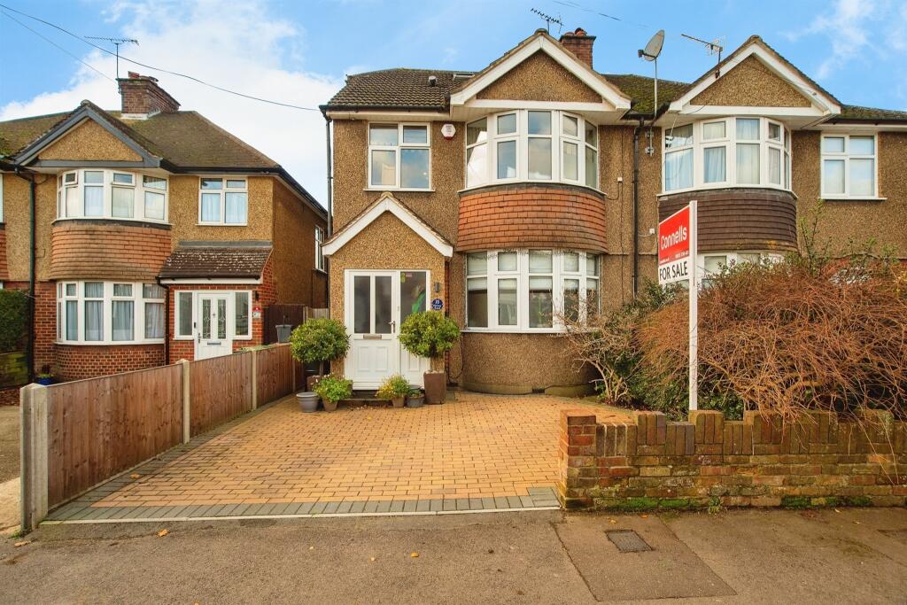 4 bedroom semidetached house for sale in Harvey Road, Croxley Green
