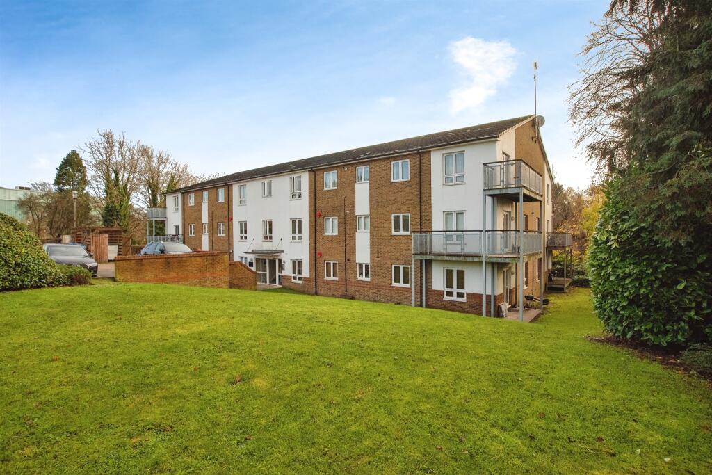 2 bedroom apartment for sale in Rickmansworth Road, Watford, WD18