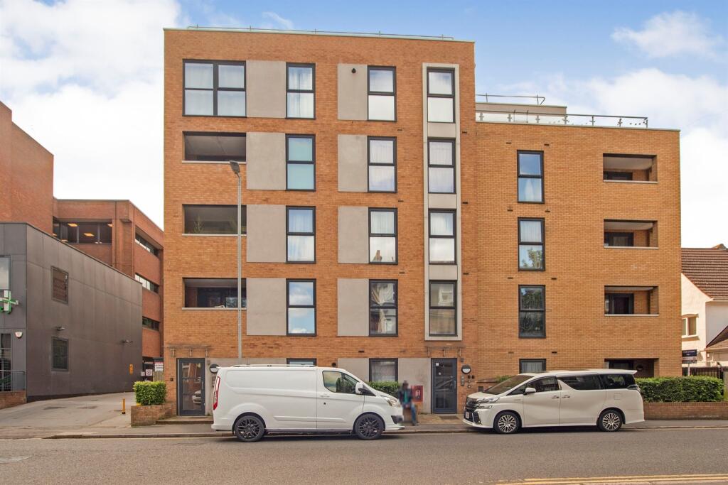 1 bedroom apartment for sale in Upton Road, Watford, WD18