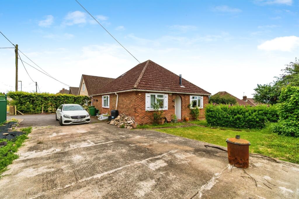 3 bedroom bungalow for sale in Sandy Lane, Fair Oak, Eastleigh, SO50