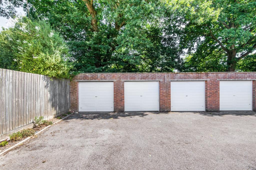 2 bedroom flat for sale in Tadburn Road, Romsey, SO51