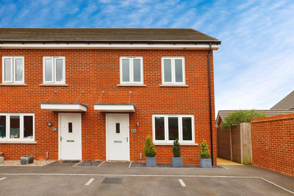 2 bedroom end of terrace house for sale in Mccudden Drive, Longhedge