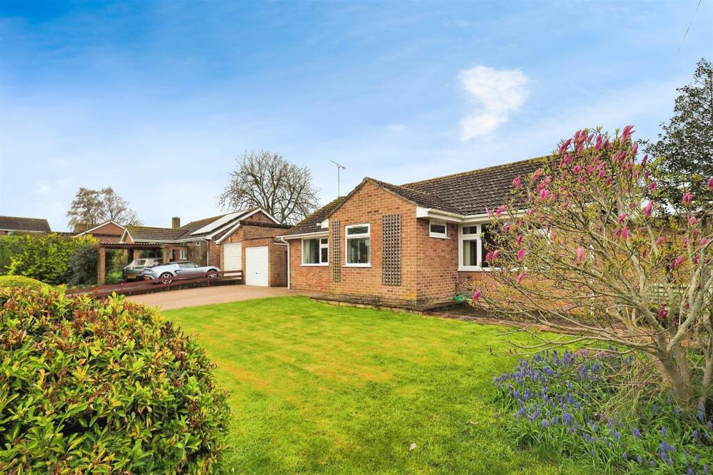 3 bedroom detached bungalow for sale in Glendale Road, Durrington