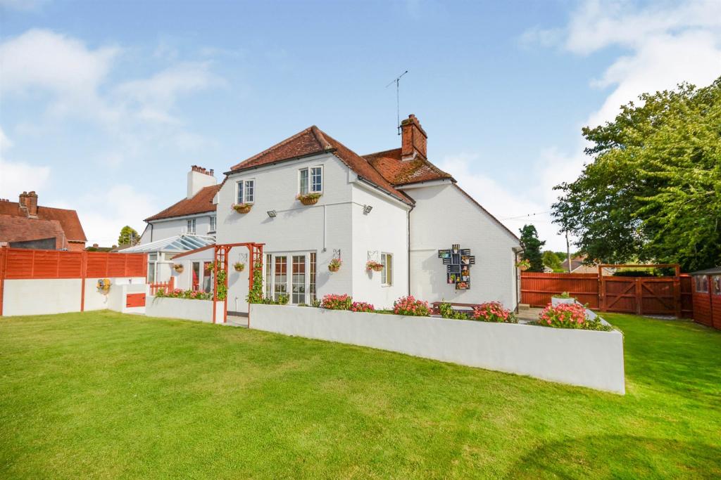 4 bedroom semidetached house for sale in Holders Road, Amesbury