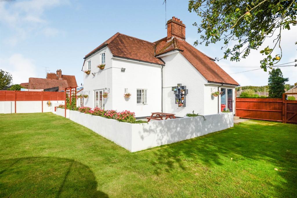 4 bedroom semidetached house for sale in Holders Road, Amesbury