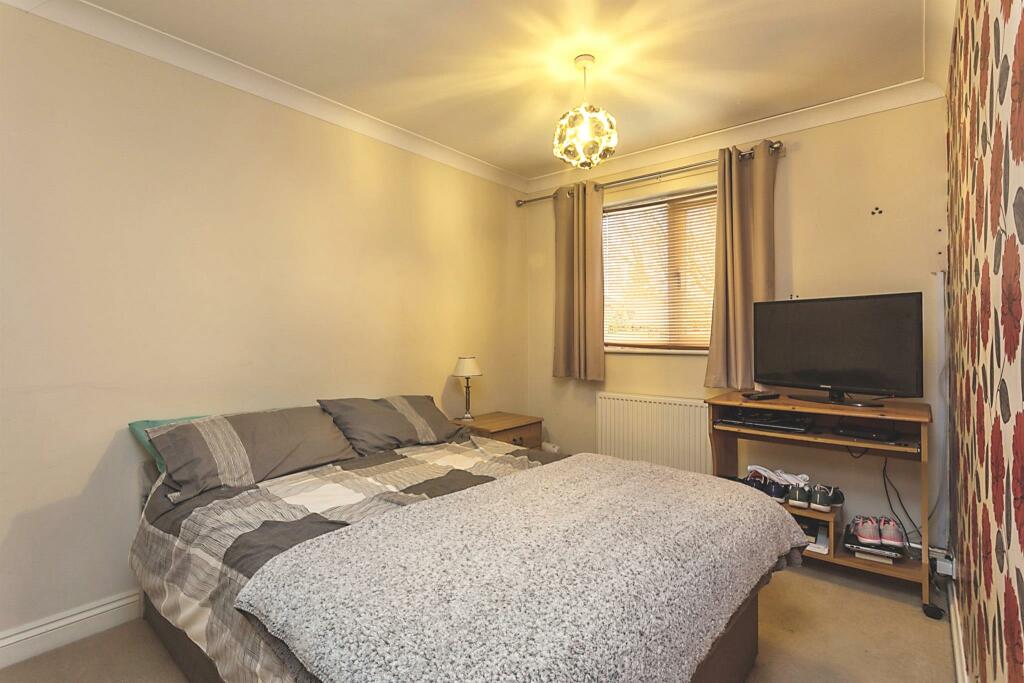 3 bedroom semidetached house for sale in Ward Close, Andover, SP10