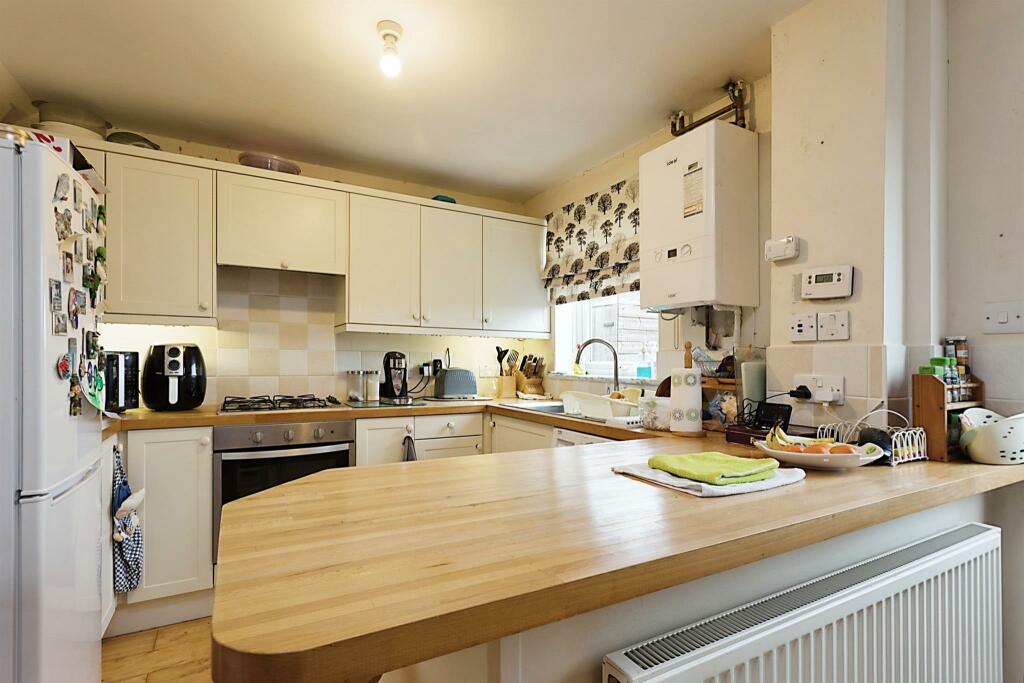 3 bedroom semidetached house for sale in Ward Close, Andover, SP10