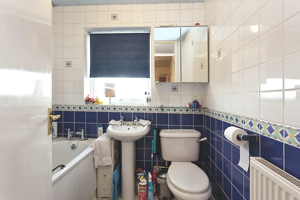 3 bedroom semidetached house for sale in Ward Close, Andover, SP10