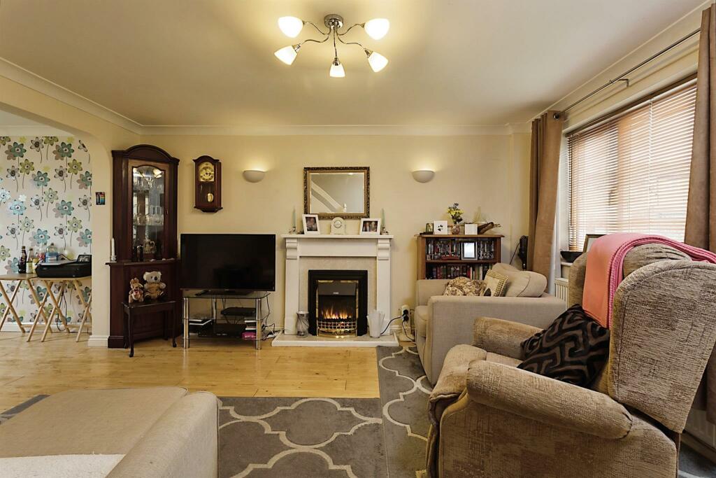 3 bedroom semidetached house for sale in Ward Close, Andover, SP10