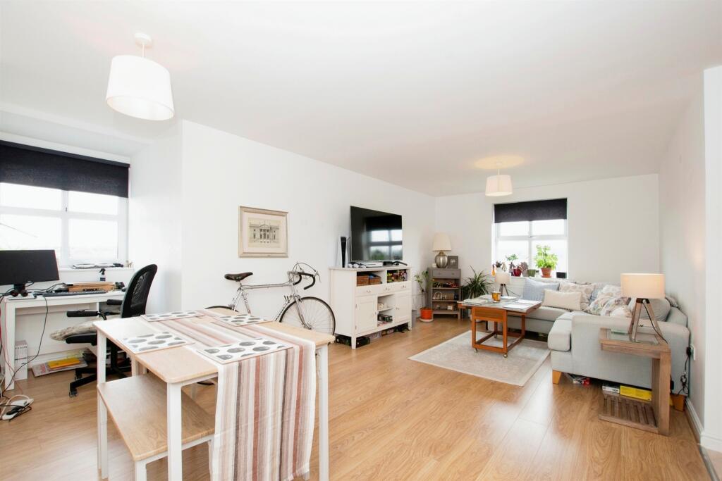 2 bedroom flat for sale in Spindle Close, Andover, SP11