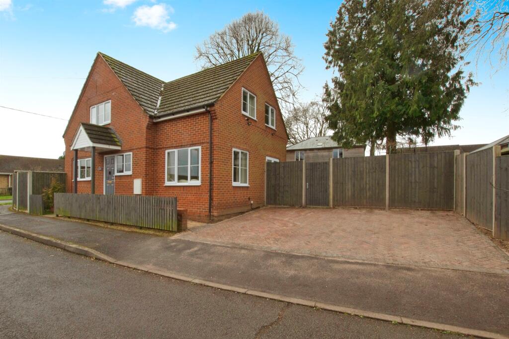 4 bedroom detached house for sale in Brackenbury, Andover, SP10