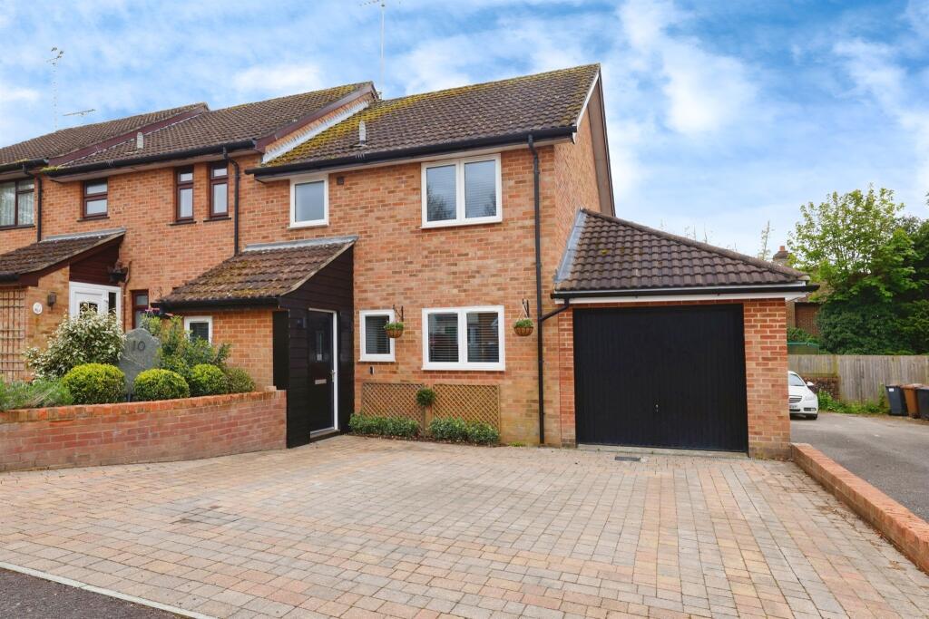 3 bedroom end of terrace house for sale in West Park, Appleshaw