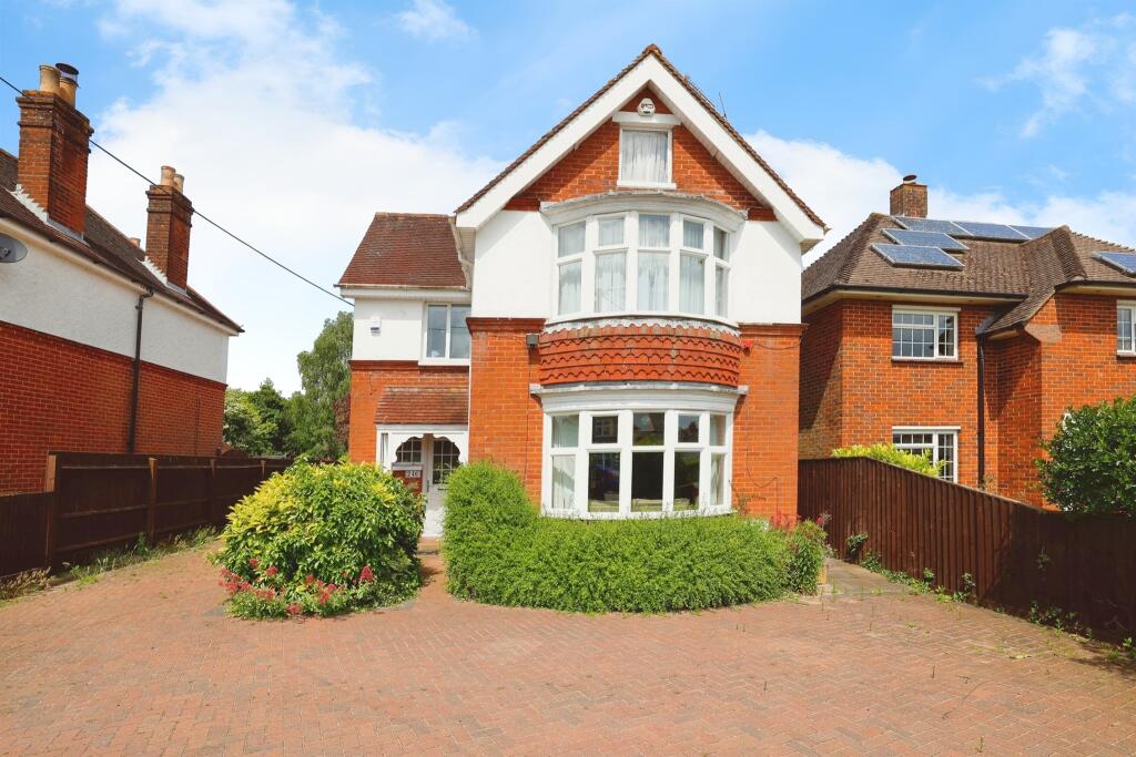 3 bedroom detached house for sale in Weyhill Road, Andover, SP10