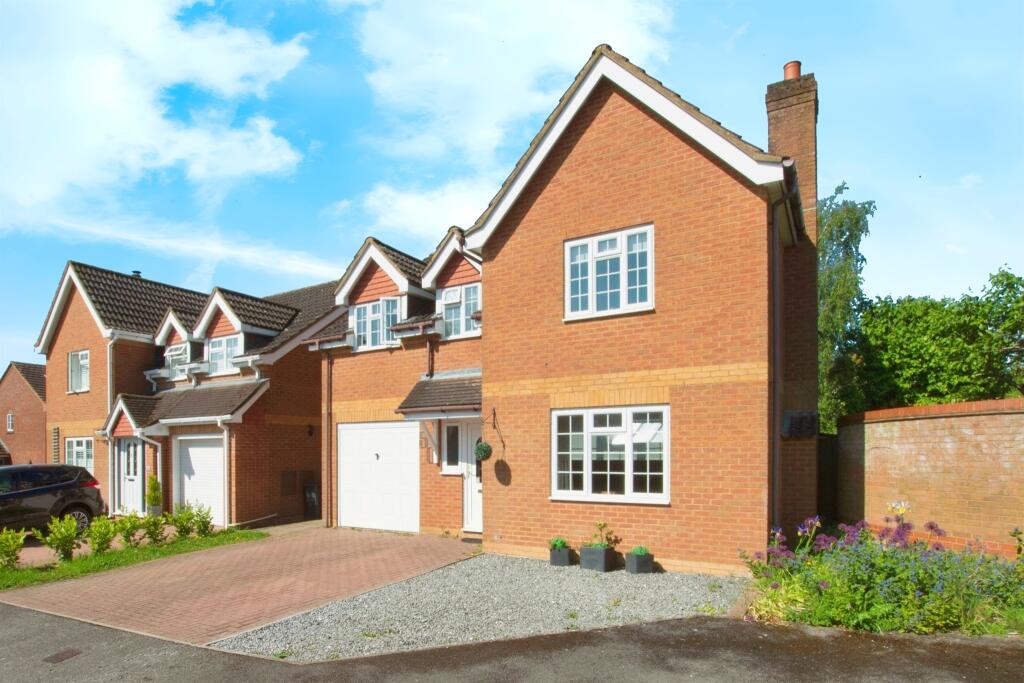 4 bedroom detached house for sale in Barnfield Rise, Andover, SP10