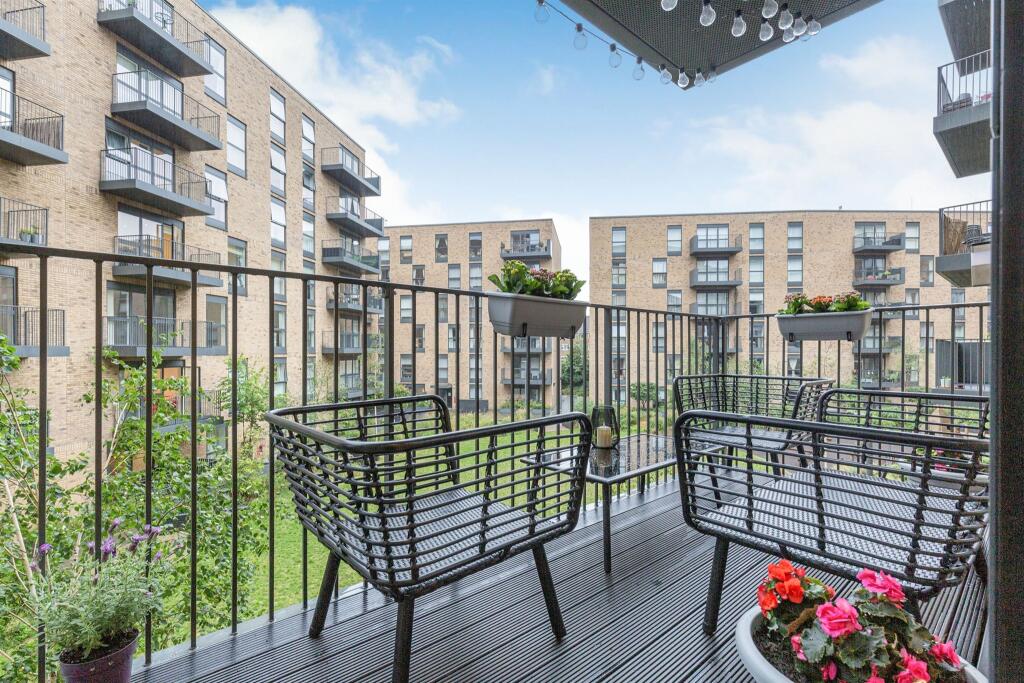 2 bedroom flat for sale in Lyon Road, Harrow, HA1