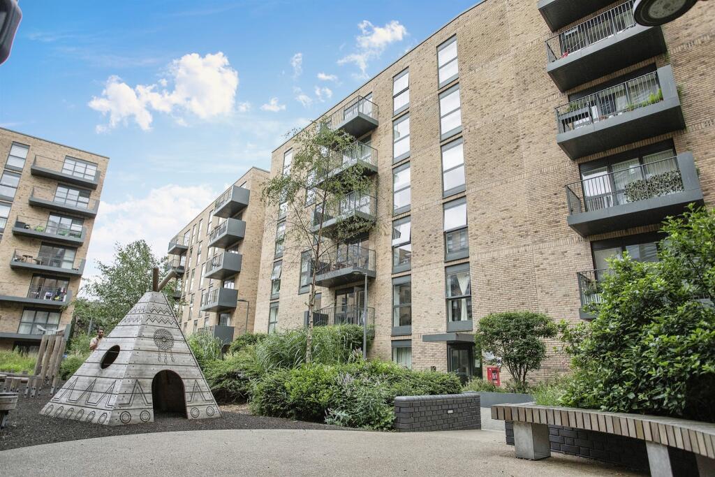 2 bedroom flat for sale in Lyon Road, HARROW, HA1