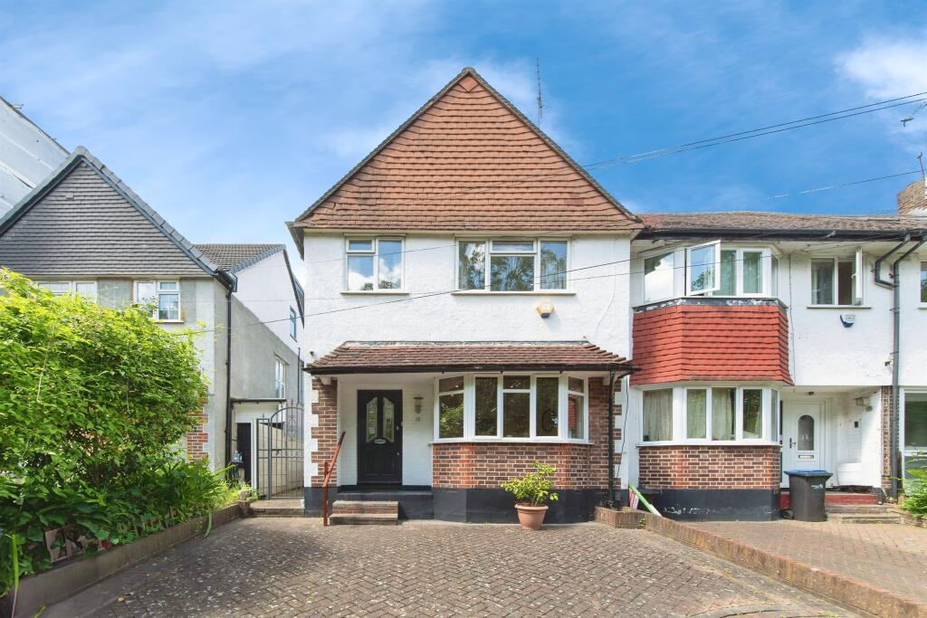 3 bedroom end of terrace house for sale in Chaucer Close, London, N11