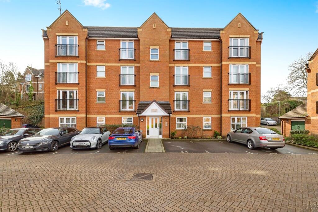 2 bedroom apartment for sale in Walton Road, Bushey, WD23