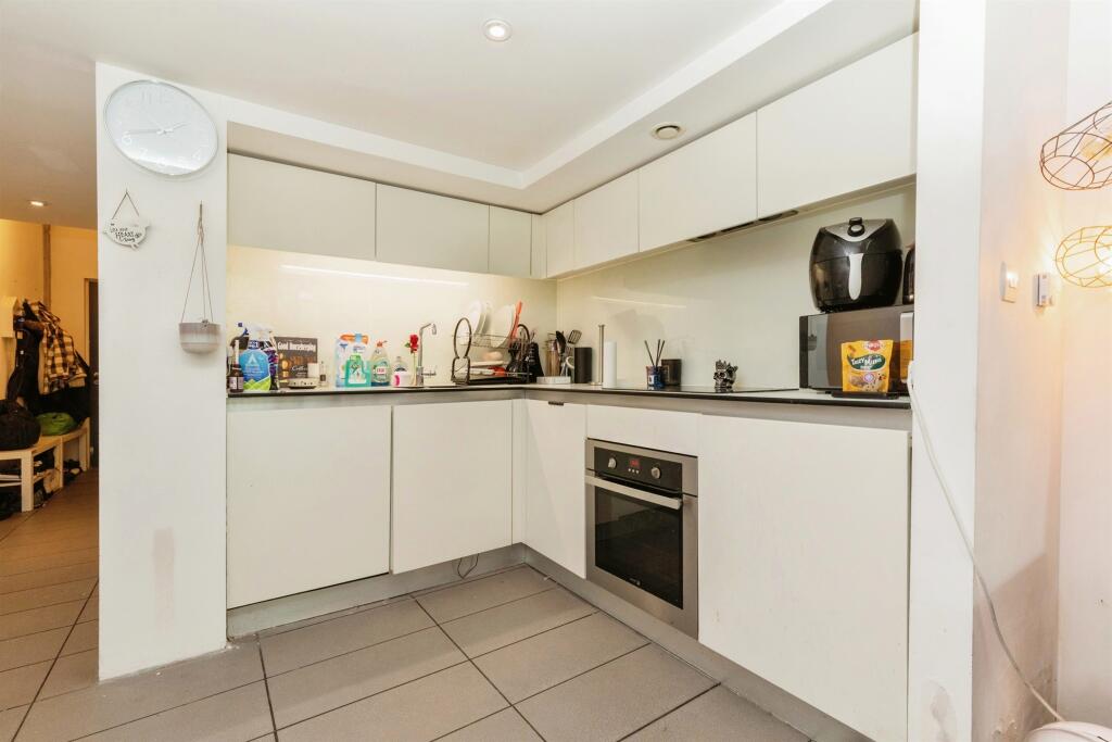 Additional property image - Lake Shore Drive, Bristol