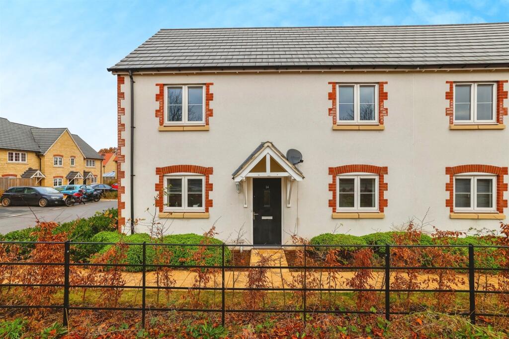 3 bedroom semidetached house for sale in Studley Gardens, Calne, SN11