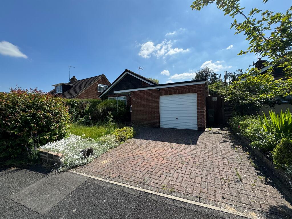 3 bedroom detached bungalow for sale in Wessington Park, Calne, SN11