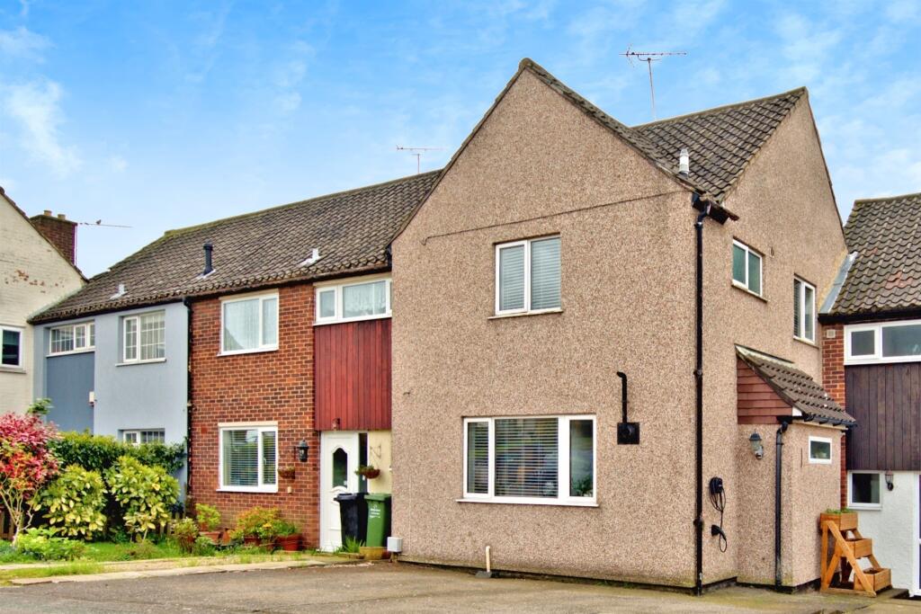 2 bedroom terraced house for sale in Salesbury Drive, Billericay, CM11
