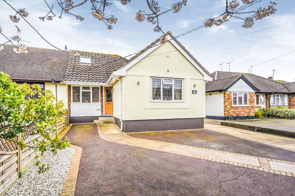 3 bedroom semidetached bungalow for sale in Folly Lane, Hockley, SS5
