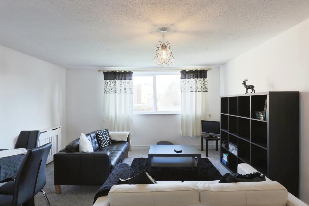 2 bedroom flat for sale in Elmfield Gardens, Worcester, WR5