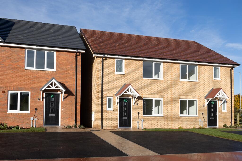 2 bedroom semidetached house for sale in Bromyard Road, Worcester, WR2