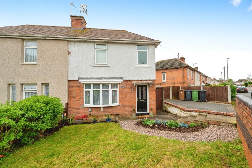 3 bedroom semi-detached house for sale in Birch Avenue, Worcester, WR4