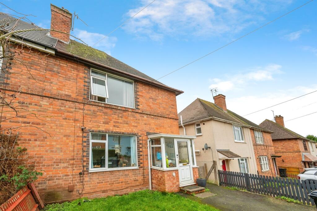 3 bedroom semi-detached house for sale in Lilac Avenue, Worcester, WR4