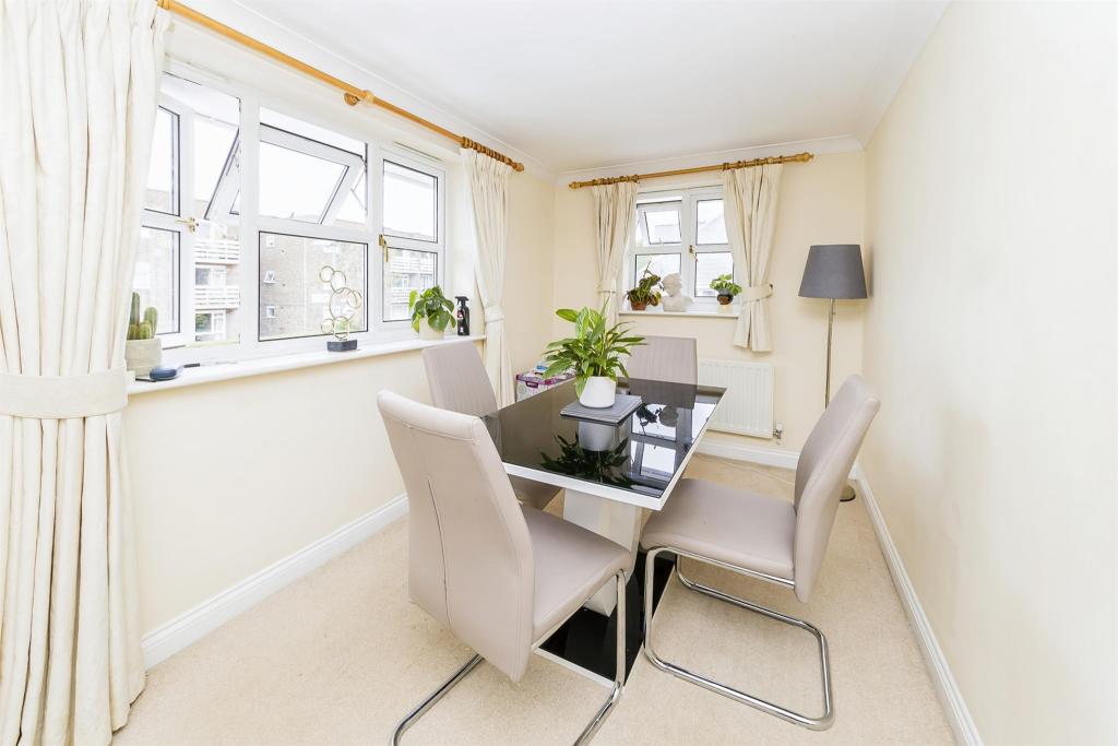 2 bedroom apartment for sale in Warwick Road, Redhill, RH1