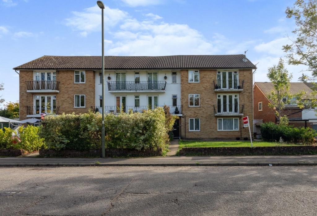 2 bedroom apartment for sale in Nutfield Road, Merstham, Redhill, RH1