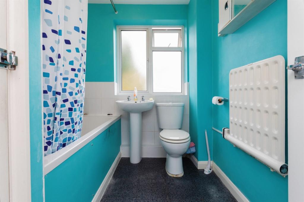 2 bedroom apartment for sale in Nutfield Road, Merstham, Redhill, RH1