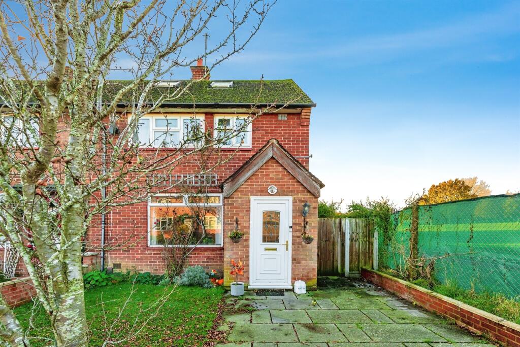 3 bedroom end of terrace house for sale in Mansfield Drive, Merstham