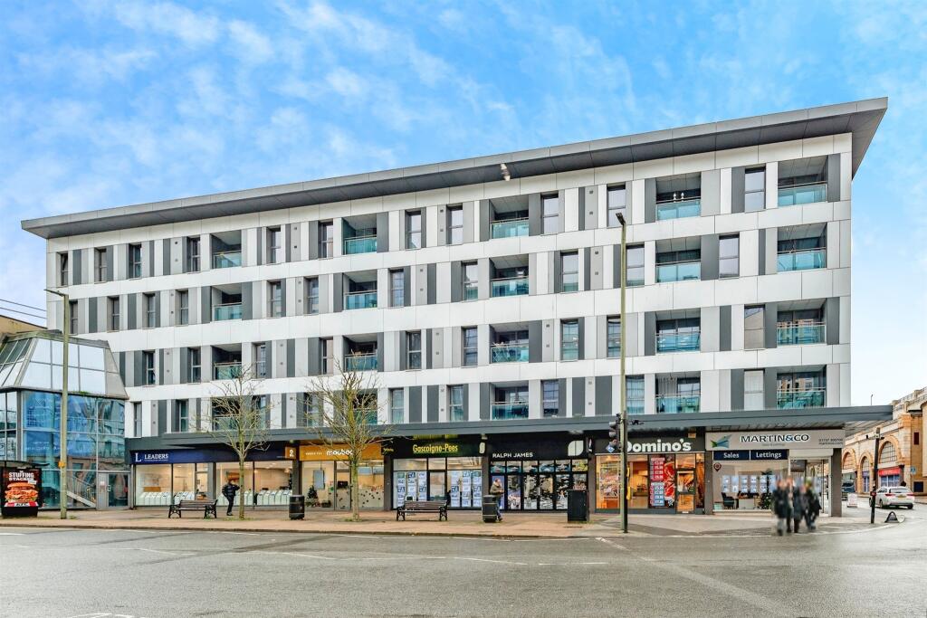 2 bedroom apartment for sale in High Street, Redhill, RH1