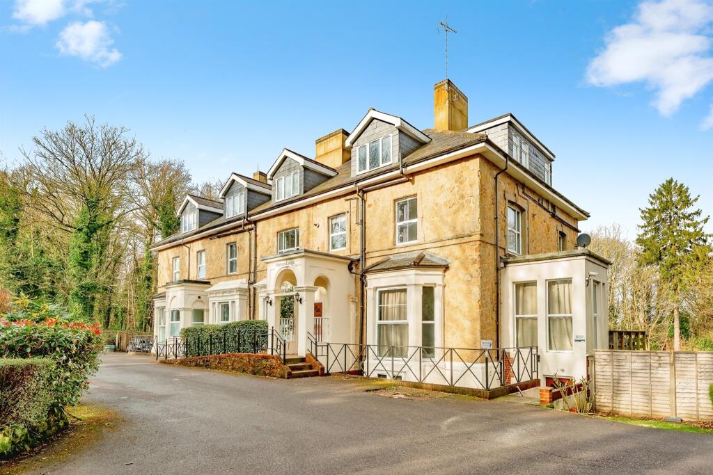 1 bedroom apartment for sale in Nutfield Road, Redhill, RH1