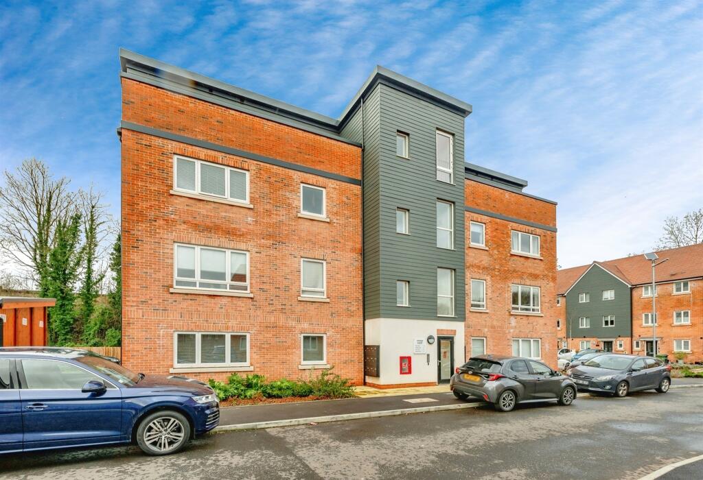 1 bedroom apartment for sale in Montagu Crescent, Redhill, RH1