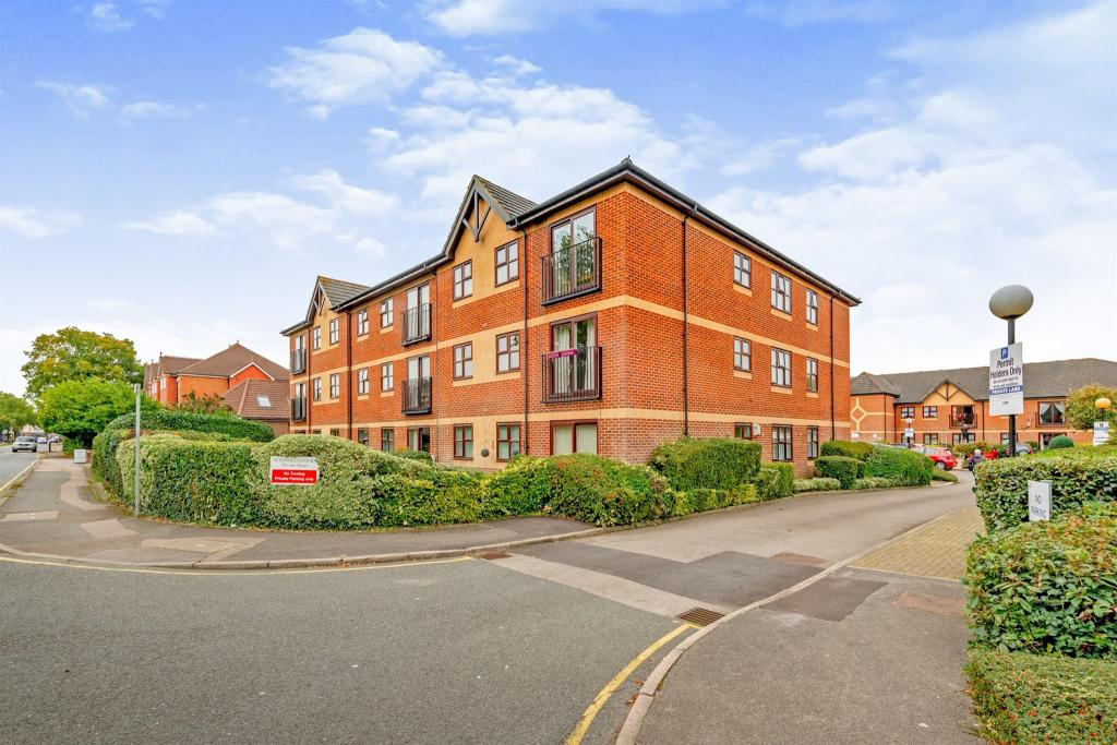 2 bedroom flat for sale in Victoria Road, Horley, RH6