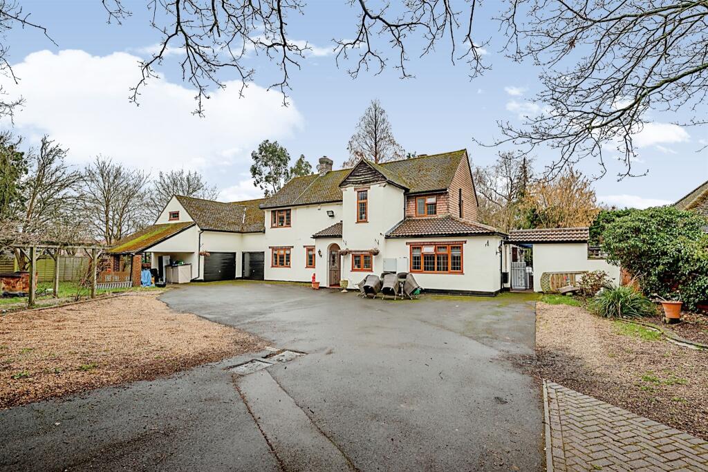 6 bedroom detached house for sale in Smallfield Road, Horley, RH6