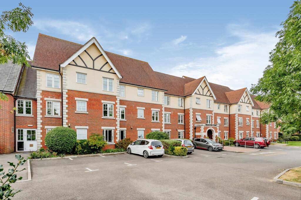 1 bedroom flat for sale in Massetts Road, Horley, RH6